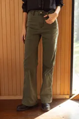 Jean de corte recto y tiro medio en color beige, con costuras a contratono y bolsillos laterales.