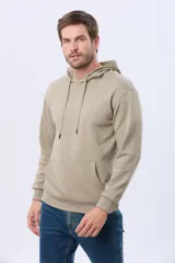 Canguro con capucha de color gris oscuro, confeccionado en tejido de felpa con interior de micropolar. Presenta cordones ajustables en la capucha y un pequeño logo bordado en el pecho.