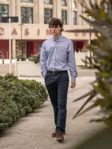 Camisa de corte clásico con estampado de cuadros en tonos rosados y celestes, con cuello abotonado, manga larga y bolsillo frontal con detalle bordado.