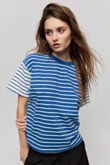 Remera de manga corta con diseño a rayas horizontales azules y blancas, corte relajado y cuello redondo.