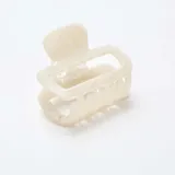 Pack de dos pinzas para el pelo tipo cangrejo de diseño rectangular. Una de las pinzas es de color verde mate y la otra presenta un acabado marmolado en tonos claros.