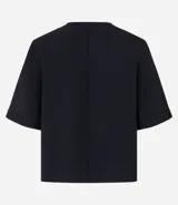 Blusa negra con escote en V, manga corta y textura airflow.