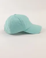 Gorro con visera de algodón con efecto lavado en color salmón, con bordado circular en el frente.