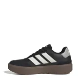 Championes urbanos Adidas Courtblock Bold, color negro con las icónicas tres tiras en color blanco y suela de plataforma en tono marrón oscuro. Presentan un diseño de corte bajo con cierre de cordones y refuerzos en la puntera.