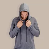 Buzo deportivo gris con capucha ajustable con cordones, mangas largas y corte holgado.