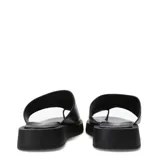 Sandalias Miss Carol modelo Amalia, color negro, tipo ojota con plataforma baja y tira ancha superior con separación para el dedo.
