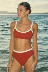 Conjunto de bikini color ladrillo con textura, compuesto por un corpiño cuadrado con breteles regulables y collareta blanca, y una bombacha de tiro alto con collareta blanca.