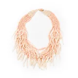 Collar de mostacillas color salmón y blanco con detalle de crochet color beige en la parte superior.