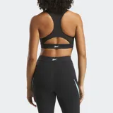Top deportivo Reebok de soporte medio, confeccionado en tela Nylux con diseño de espalda nadadora. Presenta un color negro predominante con detalles en color menta en los laterales y copas internas para mayor soporte.