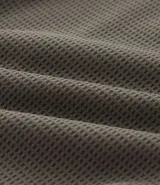 Pantalón deportivo de corte ajustado, confeccionado en tejido de poliéster texturizado color negro. Presenta cintura elástica con cordón de ajuste, bolsillos laterales con cierre y puños elásticos en los tobillos.