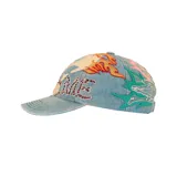 Gorro tipo cap de denim celeste, con diseño de seis paneles, visera curva y detalles bordados con apliques de pedrería roja.