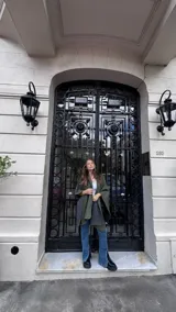Ruana abierta de diseño reversible, con un lado en color verde militar y el otro en gris, con terminación de ribete.