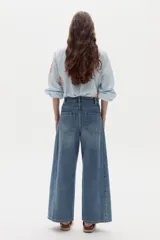 Pantalón de jean azul, de corte wide leg y tiro alto, con diseño clásico de cinco bolsillos y presillas para cinturón.