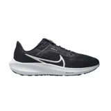 Championes de running Nike modelo Pegasus 40, color negro con detalles en blanco. Presentan una parte superior de malla transpirable, entresuela con tecnología Zoom Air para amortiguación y suela de goma con tracción.
