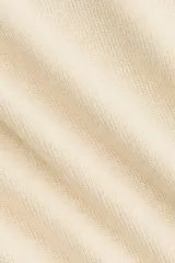 Remera de punto acanalado fino color beige, entallada al cuerpo, con cuello redondo ribeteado y mangas al codo.