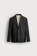 Blazer regular fit de lana color negro, con solapas de muesca, cierre frontal de un botón, bolsillos con solapa en la cadera y manga larga.