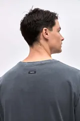 Remera de manga corta con bolsillo en el pecho y bordado de la marca. Confeccionada en algodón lavado con textura extra suave y calce relajado.