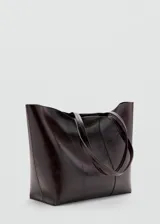 Bolso tipo shopper de gran tamaño en color marrón oscuro, con acabado brillante y textura lisa. Presenta un diseño minimalista con costuras visibles y estructura flexible.