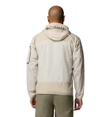 Campera Columbia modelo Challenger Windbreak Omni-Shield de color beige claro con detalles en tostado. Cuenta con capucha ajustable, media cremallera frontal, gran bolsillo canguro central con solapa y cierre de velcro, y puños elásticos.