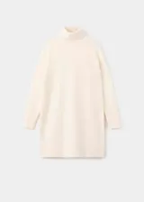 Vestido corto de punto con cuello vuelto y manga larga, de diseño recto y estilo minimalista.
