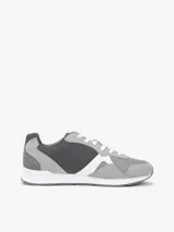 Zapatillas tipo runner de Tommy Hilfiger en tonos gris y gris oscuro, con detalles en blanco. Confeccionadas en una mezcla de cuero y textil, cuentan con pasadores blancos, suela de goma blanca y diseño lateral característico de la marca.