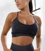 Top deportivo celeste con espalda estilo nadador y banda elástica en el bajo busto.