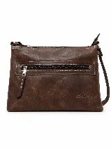 Bandolera de cuero negro, de diseño rectangular y compacto, con correa ajustable para llevar cruzada al hombro. Cuenta con un bolsillo frontal con cierre y detalles de costuras pespuntadas a contratono.