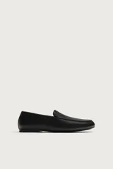 Mocasín casual de piel color negro, con acabado abatanado, corte liso con detalle de bordón y suela ultrafina.