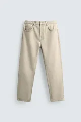 Pantalón jeans de corte recto y tiro medio, confeccionado en denim de algodón color beige con efecto lavado, bolsillos clásicos y cierre frontal con cremallera y botón.