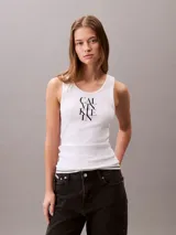 Musculosa de Calvin Klein confeccionada en tejido de punto de canalé, con ajuste slim, cuello redondo y logo gráfico de la marca estampado en el frente.