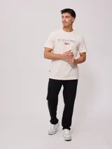 Pantalón deportivo jogger recto azul marino, confeccionado en 60% algodón y 40% poliéster.