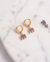 Caravana de acero dorado con diseño de elefantito colgante adornado con pequeñas circonias.