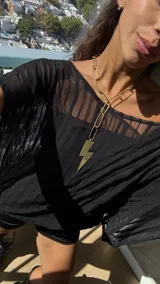 Collar de cadena de eslabones alargados con dije colgante en forma de rayo, confeccionado en latón.