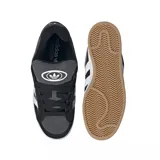 Championes Adidas Campus 00s de gamuza color gris oscuro con las tres tiras clásicas en blanco y suela de goma color caramelo.