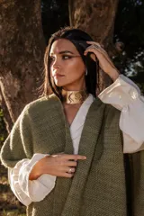 Ruana de lana merino color verde seco, con tejido suave y flecos en el borde.