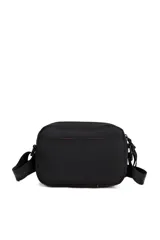 Bandolera negra de diseño compacto con bolsillo frontal en forma de labios. Cuenta con cierre superior, tiradores de tela y correa ajustable en color rojo con inscripciones blancas.