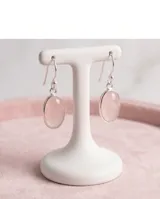 Caravanas colgantes de plata 925 con piedra natural de cuarzo rosa en formato ovalado.