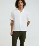 Pantalón masculino de corte skinny confeccionado en sarga de algodón con elastano. Presenta cierre frontal con botón y cremallera, cintura con trabillas y bolsillos laterales y traseros.