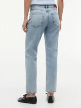 Jeans de mezclilla de corte recto con diseño clásico de cinco bolsillos, cierre de cremallera y botón, y detalles distintivos de la marca.