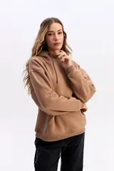 Canguro con capucha y cordones ajustables, de silueta amplia y caída relajada. Presenta un bolsillo frontal tipo canguro, puños y ruedo acanalados, y una estampa protagonista en la espalda.