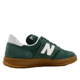 Championes urbanos New Balance modelo 500, color verde con detalles en blanco. Confeccionados en gamuza con suela de goma color caramelo.