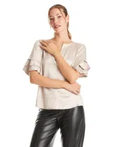 Blusa de satén color azul marino con escote en V y mangas cortas con tres capas de volados superpuestos.