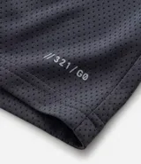 Bermuda masculina color gris oscuro con textura de microperforaciones, cintura elástica con cordón ajustable y bolsillos.