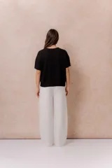Pantalón celeste de pierna recta y silueta amplia, con cintura elástica y cordón regulable.