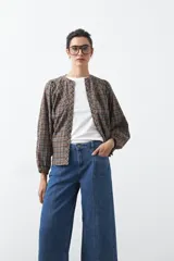 Jean de corte amplio y tiro medio, con diseño de costuras verticales frontales y bolsillos laterales tipo parche. Presenta un acabado en tono azul clásico.