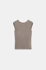 Top sin mangas color marrón topo, de corte ajustado, con cuello redondo y espalda descubierta.