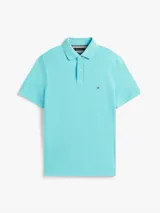 Chomba celeste de Tommy Hilfiger, corte regular, con cuello tipo polo, cartera de dos botones, mangas cortas y logo bordado en el pecho.