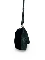 Cartera tipo tote bag color gris topo con textura brillante. Tiene doble asa, una corta para llevar al hombro y otra larga extraíble y regulable. Incluye cierre principal, compartimento y bolsillo interior con cierre.