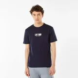 Camiseta azul marino de manga corta con estampado frontal de la frase 'Cape Town South Africa' en letras blancas. Corte clásico.