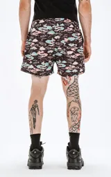 Short de baño de microfibra de secado rápido, color negro con estampado de nubes en tonos pastel (rosa, celeste y blanco). Incluye malla interna, cordón ajustable en la cintura con logo de la marca y un bolsillo trasero.